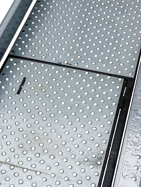 Настил перфорированный оцинкованный с люком и лестницей для строительных лесов 0,6х3,0 м фото 4