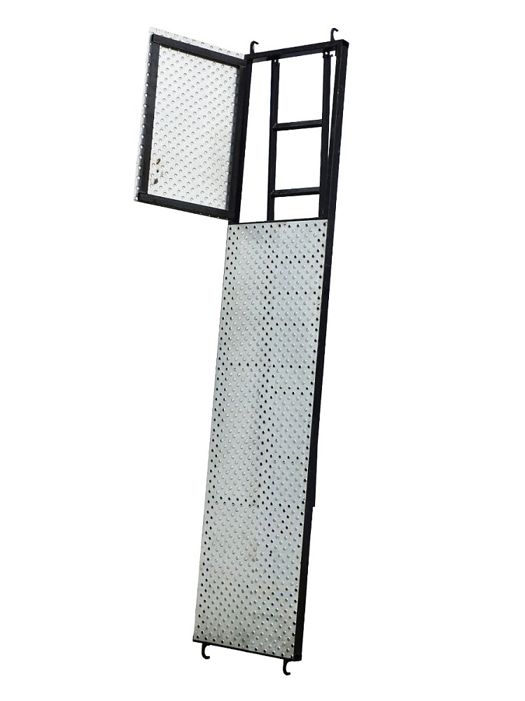 Настил перфорированный оцинкованный с люком и лестницей для строительных лесов 0,6х3,0 м фото 1